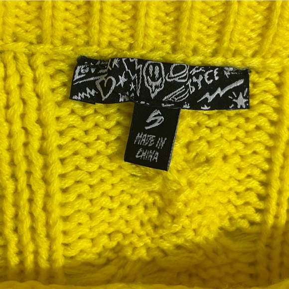 DOLLS KILL Dallop Of Daisies Cable Knit Sweater Sleeveless Romper Shorts Yellow - Picture 6 of 7